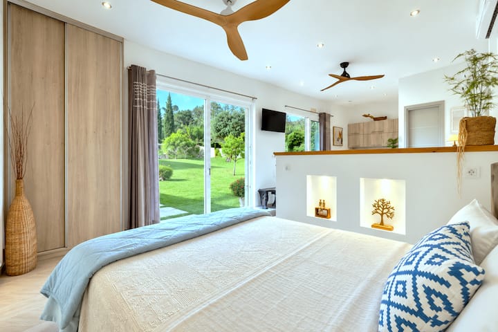 Bright bedroom in the guesthouse with direct access to the garden