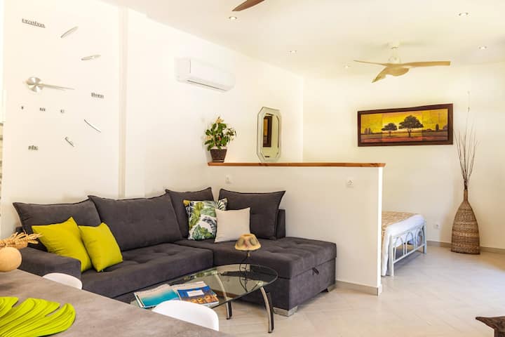 Woonkamer met slaapbank en smart-tv