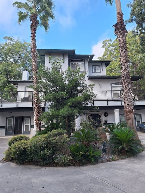 pool, nice home/area, b-ball, 8 bedroom sleeps 26