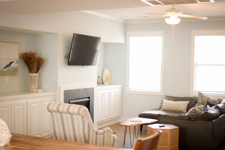 Ocean Breeze | 3 Blocks To Beach + 2 Living Areas - Virginia Beach, VA