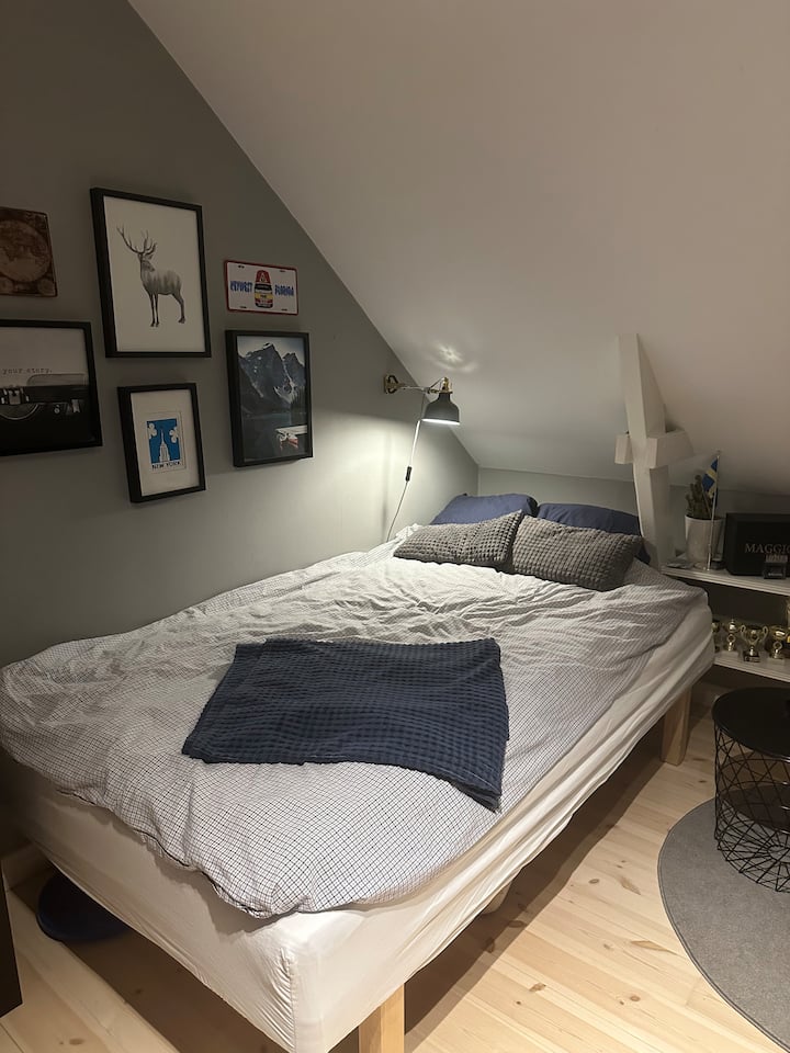 Ikiwa ni lazima, lala watu wawili. 