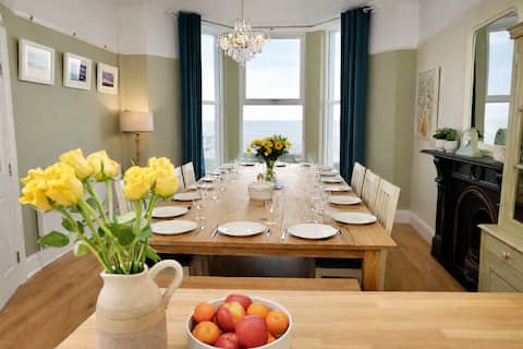 Bay View, Sleeps 18, 5*, Seafront, Criccieth