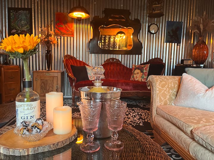 我们提供浪漫套餐，从$ 30起，价格包括您的所有同行者。 