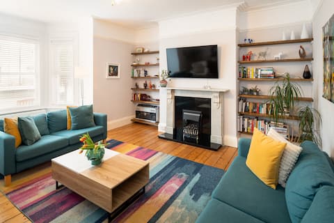 Top performing Airbnb: NEW Large House By The Beach Exmouth Sleeps 10 in Exmouth