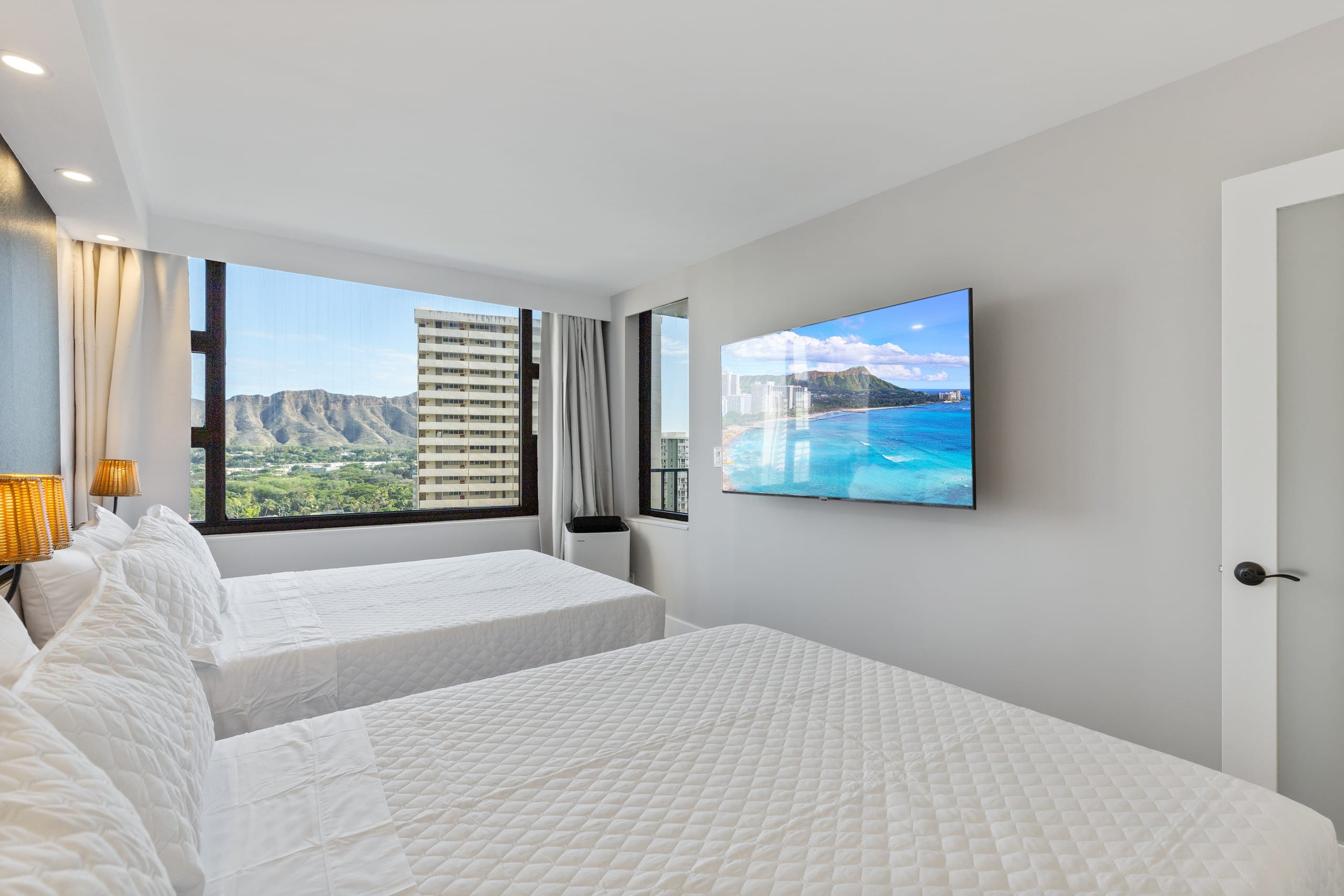 Condo in Honolulu · ★4.63 · 1 bedroom · 2 beds · 1 private bath - Image 14