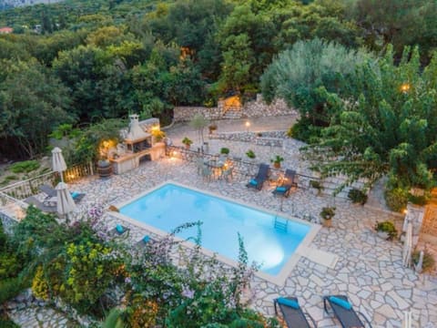 Villa Regina |Hidden Eden w/ Treehouse&Heated Pool