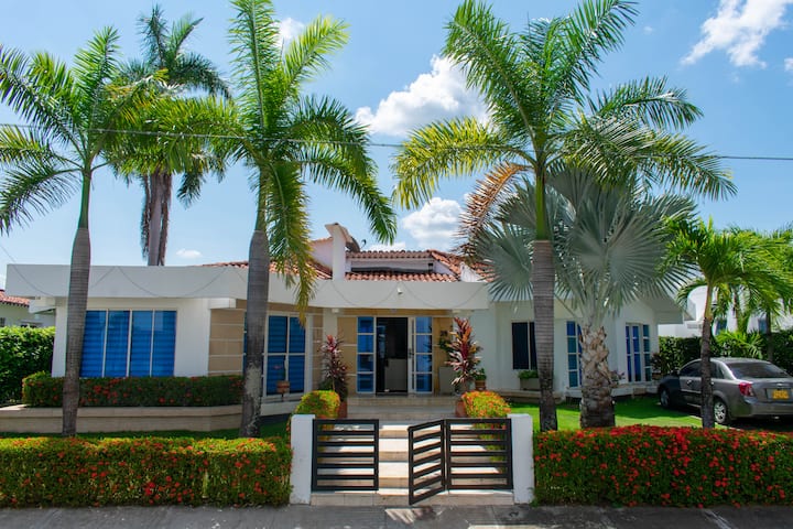 Beautiful House Via Girardot Flandes. Private Pool
