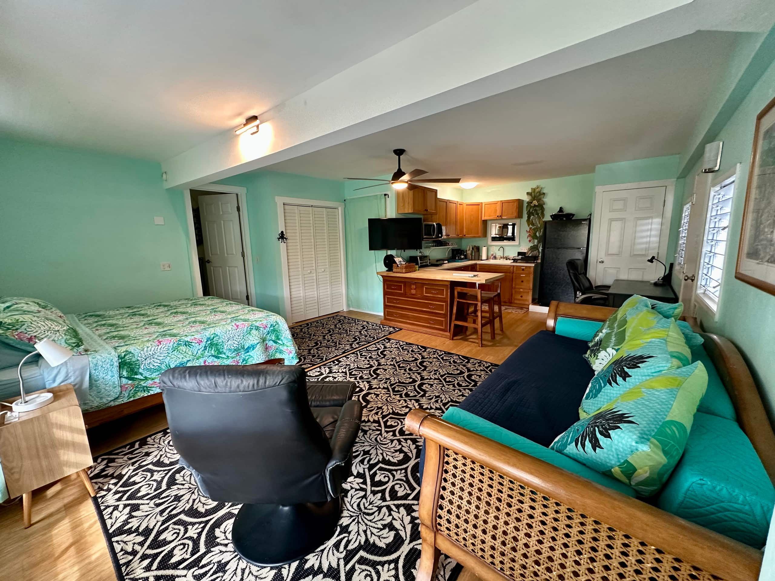 Nansea's Studio: Walk 2 Magic's & Kahalu'u Beaches - Image 2