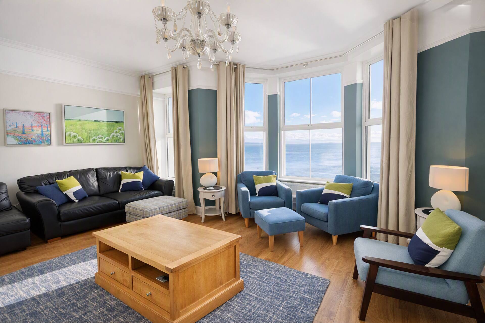 Seafront, Sleeps 20, 8 bedroom & 8 bathroom, 5*