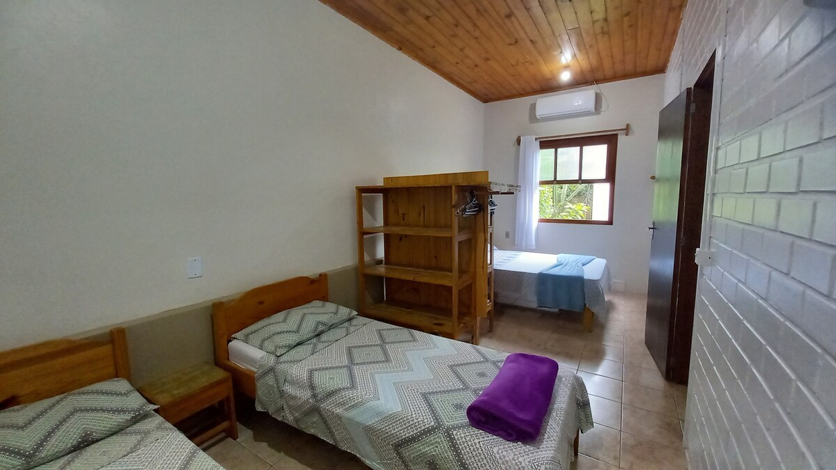 Dormitorio con cama doble estándar y dos camas individuales, tiene capacidad para 4 personas en este dormitorio.