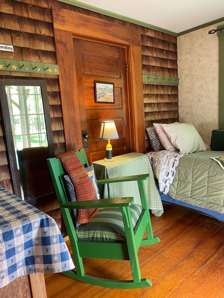 غرفة صغيرة مريحة (10.5 × 7.5) مع الكثير من الضوء. سرير فردي مريح مع ملاءات قطنية جديدة، والكثير من الوسائد، وهزاز مبطن، ومكتب، ومقعد، ورف كتب، (وهنا الباب المسدود لبقية المنزل.)