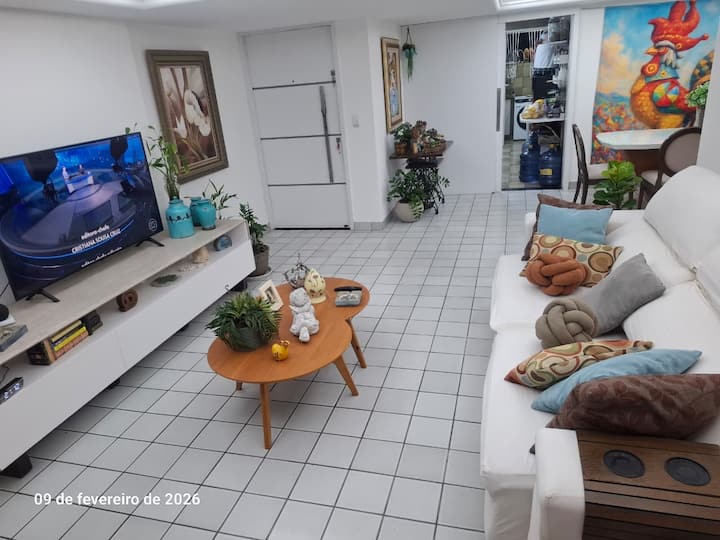 Grote, geventileerde woonkamer met uitstekend daglicht.