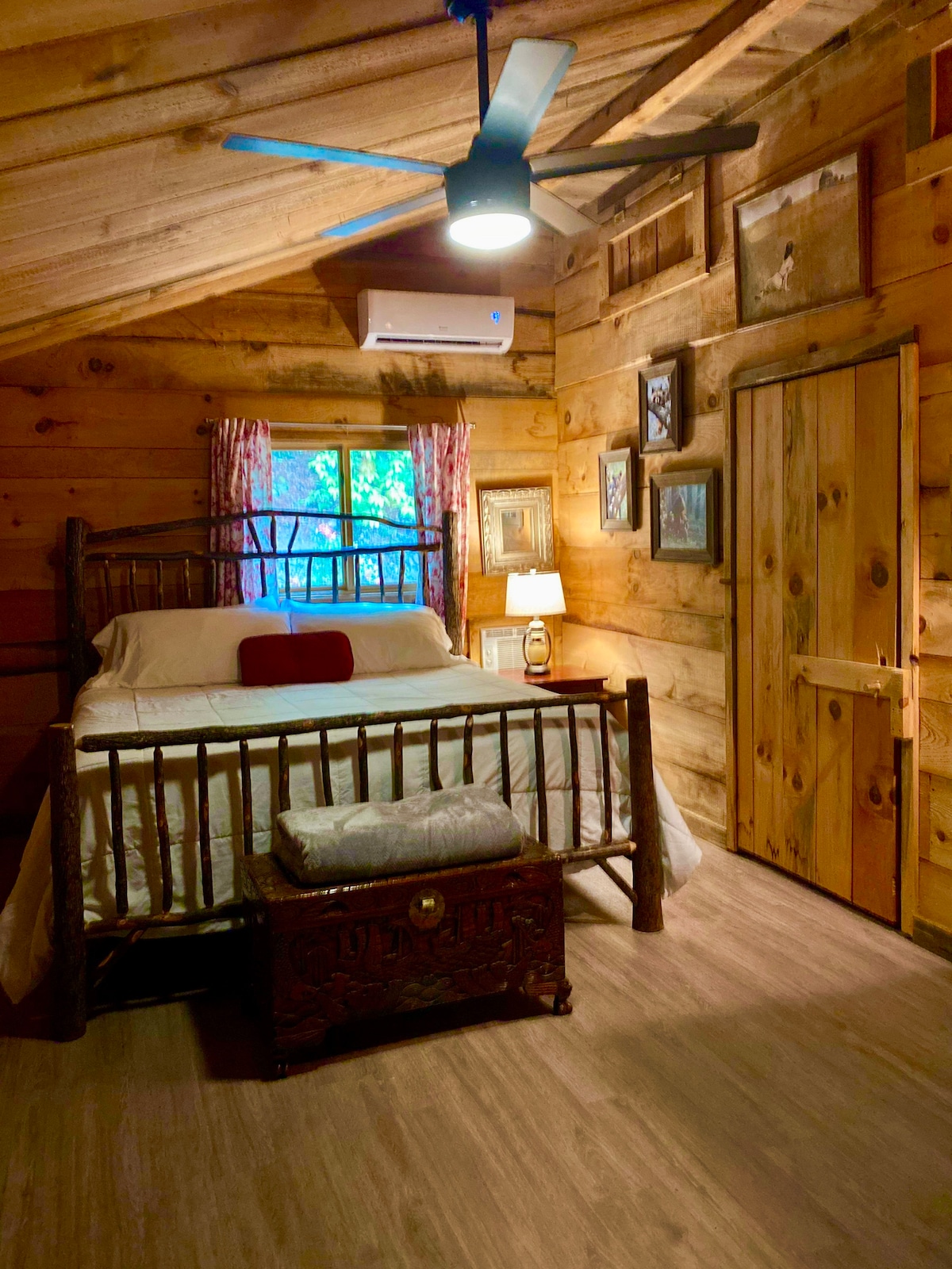 Брачна спална соба со бања и 70-инчен паметен телевизор и телевизор со спектар