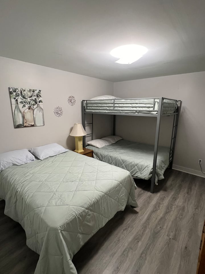 3 სტანდარტული/სრული საწოლი
Მიმაგრებული სააბაზანო საშხაპით (ორი შესასვლელი წერტილი - საძინებლიდან და წინა დერეფნიდან)
2 კომოდი ჯამში 7 უჯრით
Კარადა
Ტელევიზორის გარეშე