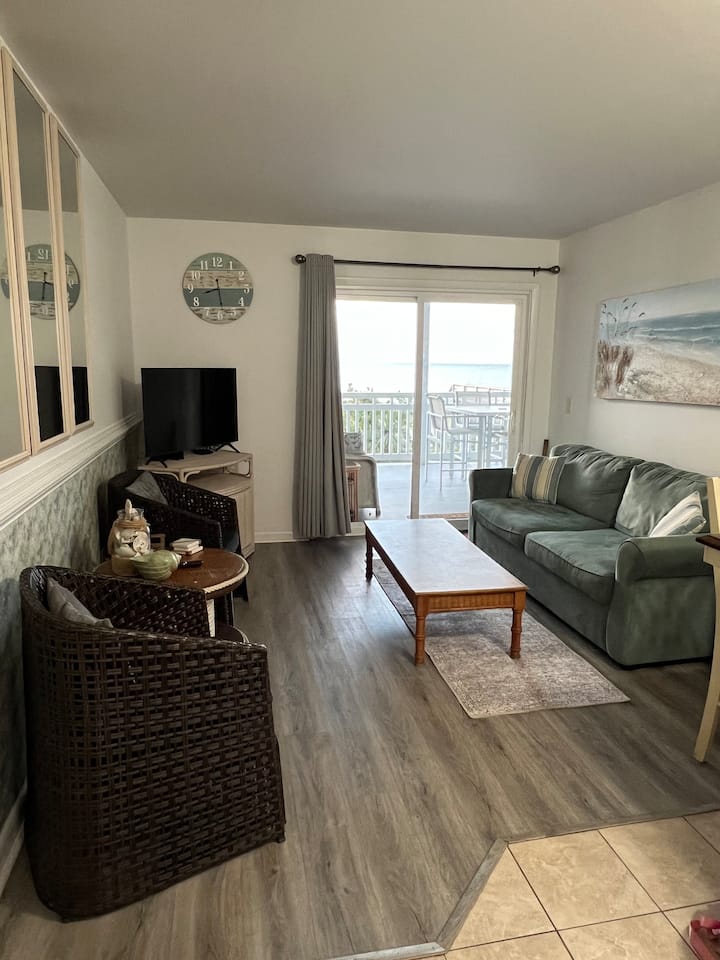 Გასაშლელი დივანი „Queen“
Აივანზე ვახშამზე წვდომა
Სმარტ-ტელევიზია
Სამაგიდო თამაშები და წიგნები სატელევიზიო სტენდზე
Გახსენით კონცეფცია სასადილო მაგიდით