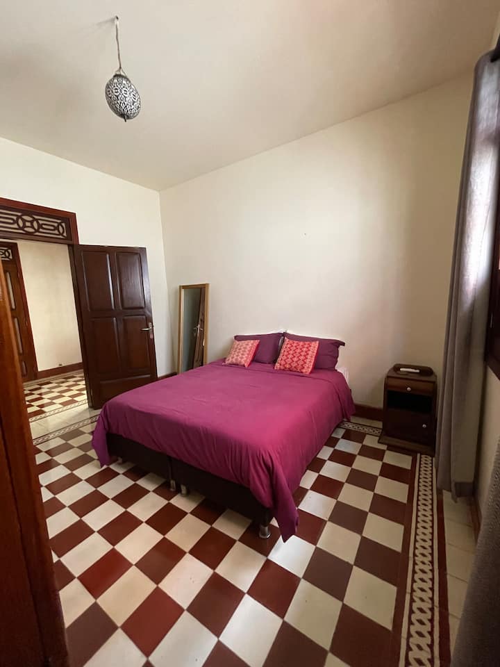 ห้อง 4: ใกล้สนามหลังบ้านเตียงควีนไซส์ตู้เสื้อผ้าขนาดใหญ่ 