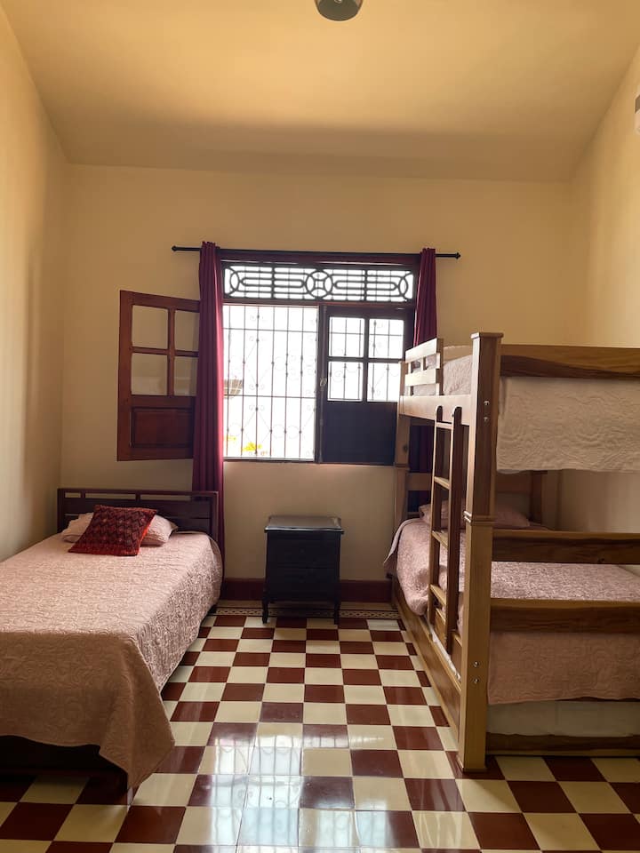 ห้อง 3 พร้อมเตียงแฝด 4 หลังตู้โชว์และทีวี 