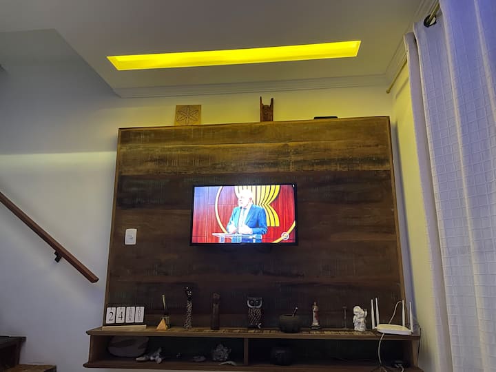 Chumba cha televisheni, kilicho na televisheni janja ya inchi 32. Feni ya dari, taa ya LED, kitanda cha sofa.
