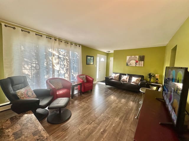 8-Bed House w/ Pool Table, Parking, Fast WiFi