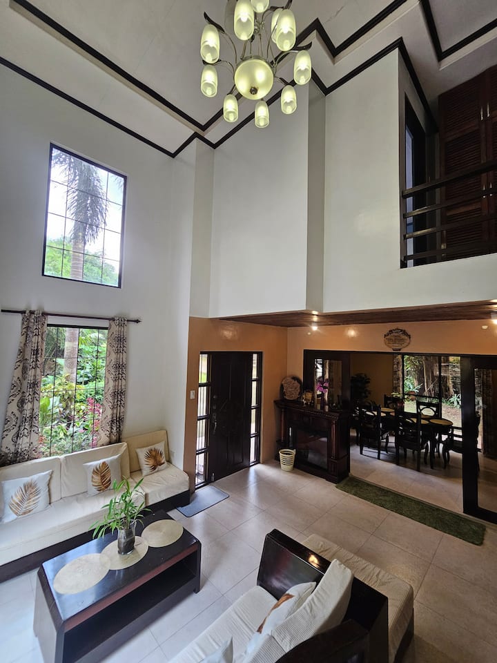 მისაღები ოთახი დაბლა