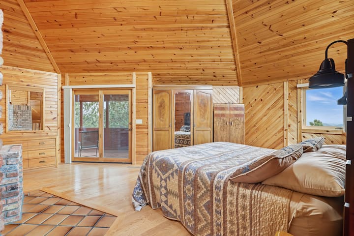 Dormitorio con cama tamaño king y baño completo adjunto.