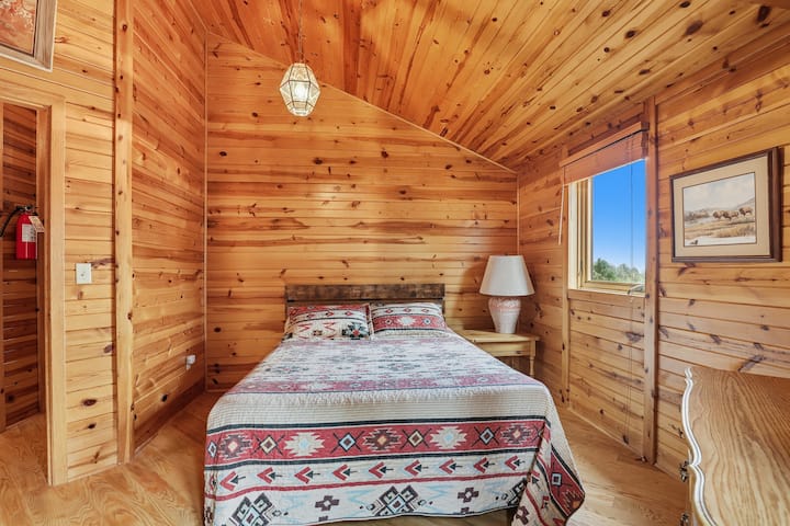 Dormitorio con cama queen