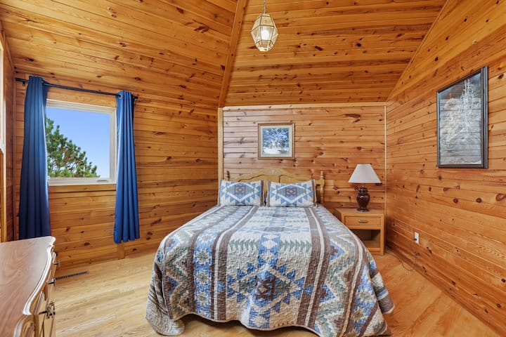 Dormitorio con cama queen