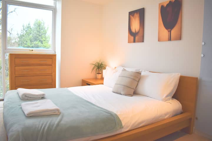 Chichester City Centre Apartment, Sleeps 4, Family Friendly. - West Sussex