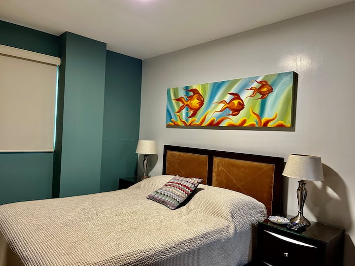 מיטת קווין סייז עם חדר רחצה ושירותים. 