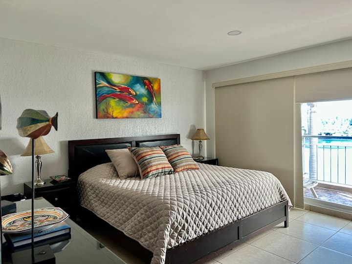 חדר שינה ראשי עם חדר רחצה ושירותים , חלון למרינה . 