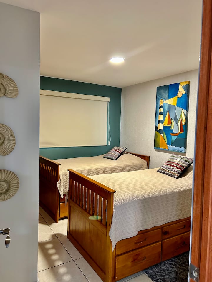 מיטות זוגיות , עם חדר רחצה עם שירותים. 