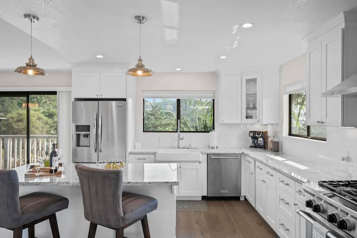 Valley Views: Newly Remodeled 4br 4ba With Spectac - Del Monte Beach, CA