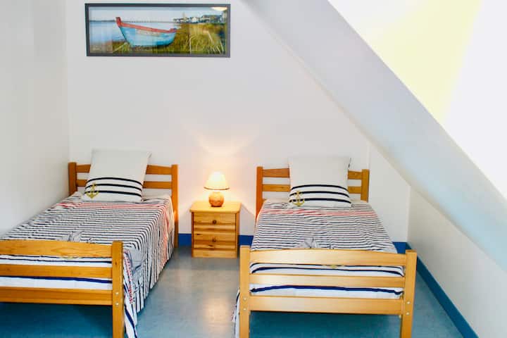 غرفة النوم العلوية بسريرين 90 سم