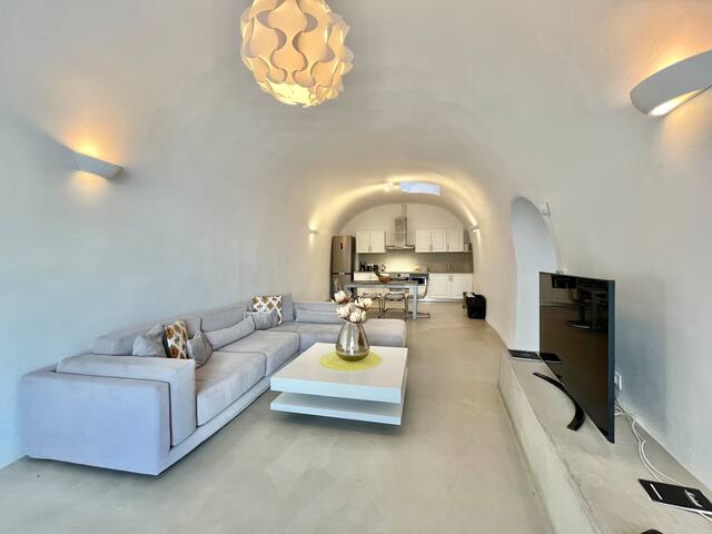 Private 3000 sq ft Oasis Home in Firostefani