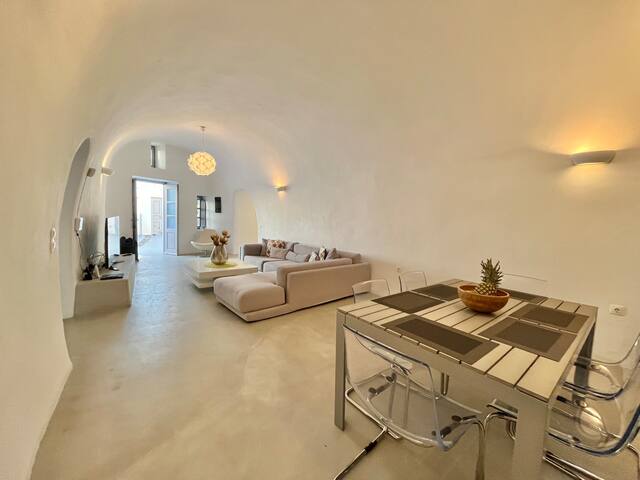 Private 3000 sq ft Oasis Home in Firostefani gallery image 4