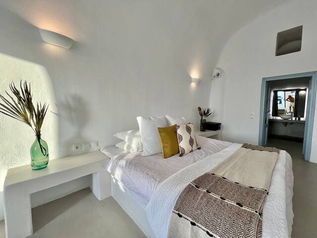 Private 3000 sq ft Oasis Home in Firostefani gallery image 5