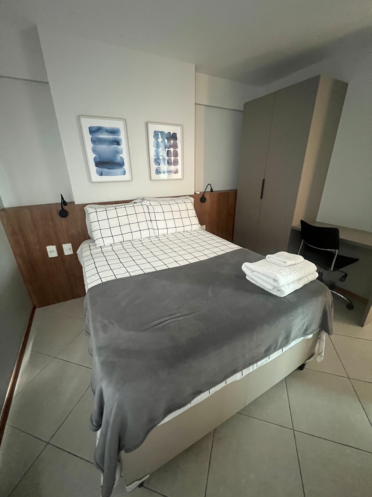 เตียงควีนไซส์ เครื่องปรับอากาศ ตู้เสื้อผ้า โต๊ะทำงาน