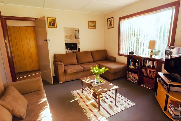 Svetlý a vzdušný obytný priestor s pohodlným posedením, ideálny na spoločenské stretnutia alebo odpočinok po dni strávenom objavovaním.