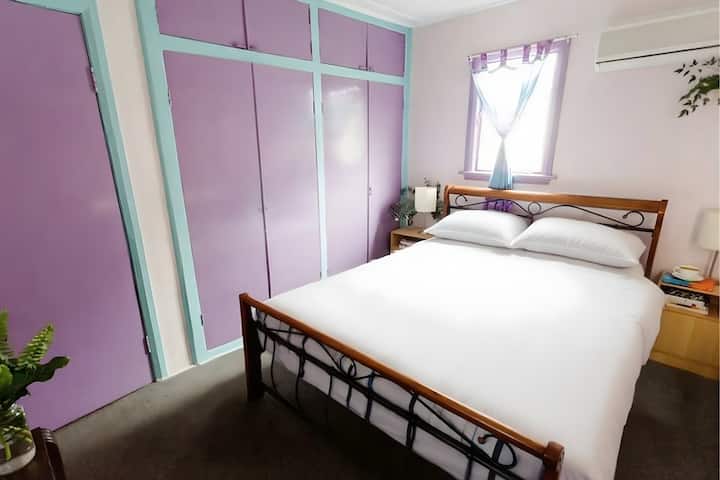 Hlavná spálňa s manželskou posteľou veľkosti Queen.