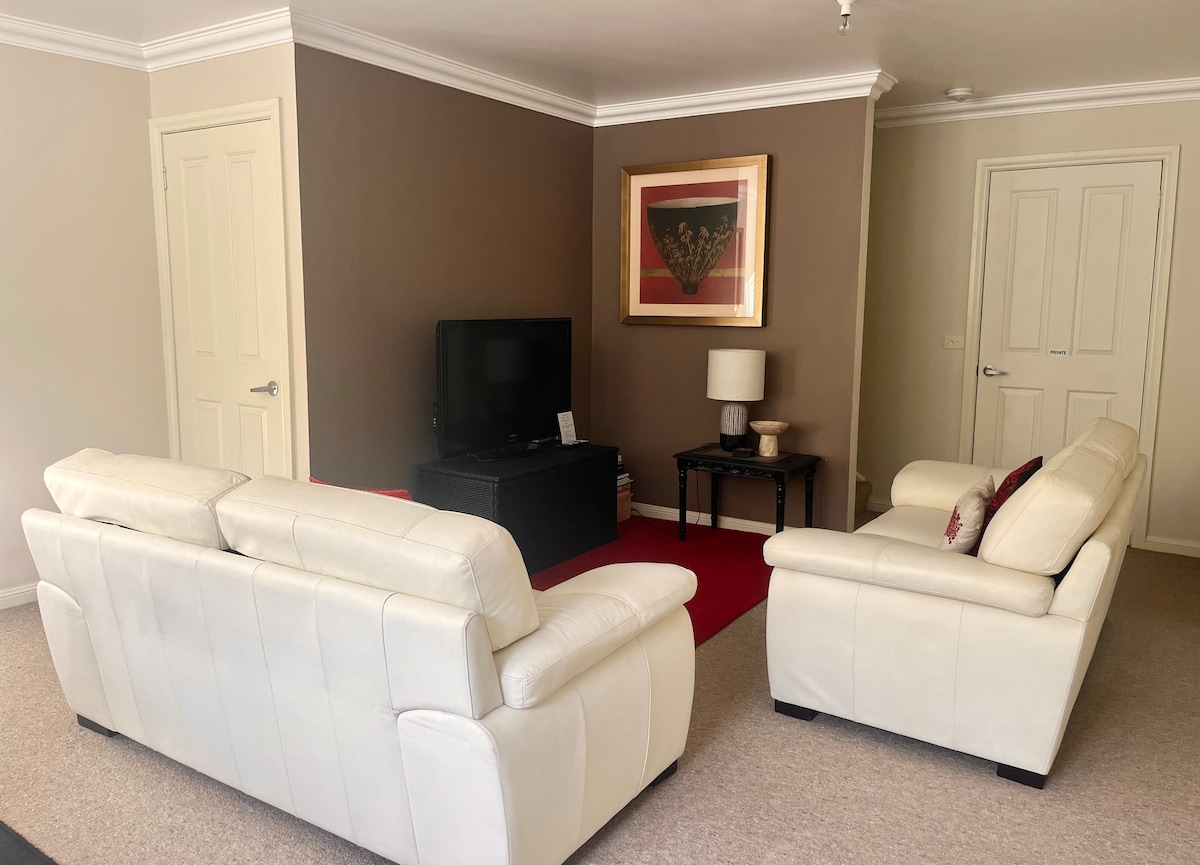Popular Airbnb listing: Dromore - Spacious, central, 3 bedroom apartment in Port Fairy
