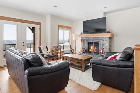 Gorgeous Ridge Duplex w/views, hot tub. Ski in/out