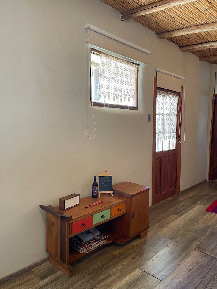 Starinski namještaj obnovljen. Parlante c/Bluetooth, časopisi i kartaška igra u jednoj od ladica. Croché i zavjese za zamračivanje.