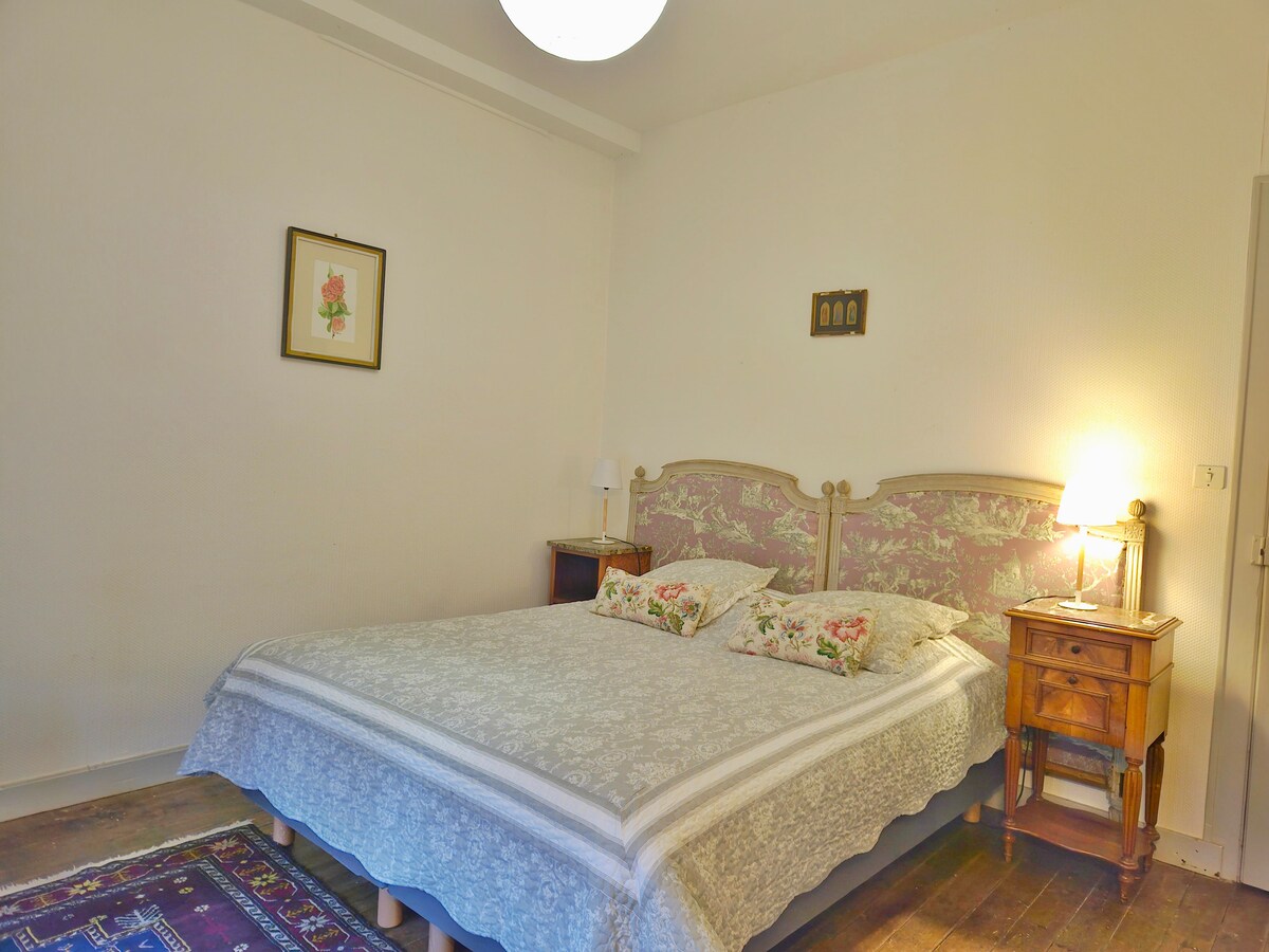 מיטה זוגית בחדר שינה 160