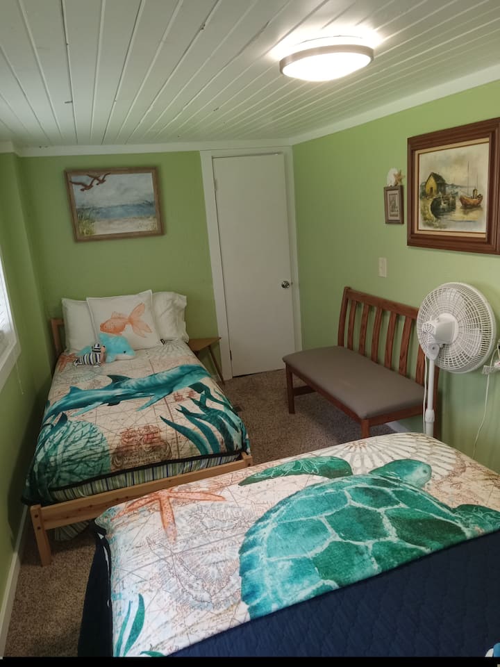 sovrum 1 i full storlek och två sovplatser för 3