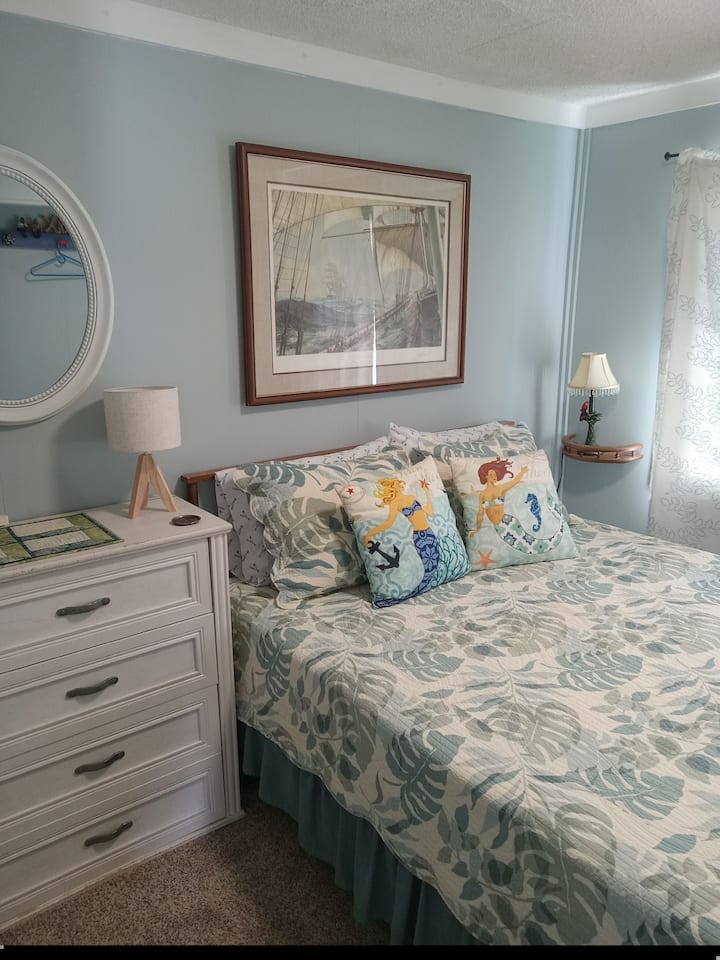 sovrum 3 
queen size TempurPedic madrass rymmer 2 
Varje sovrum har en fläkt i den.