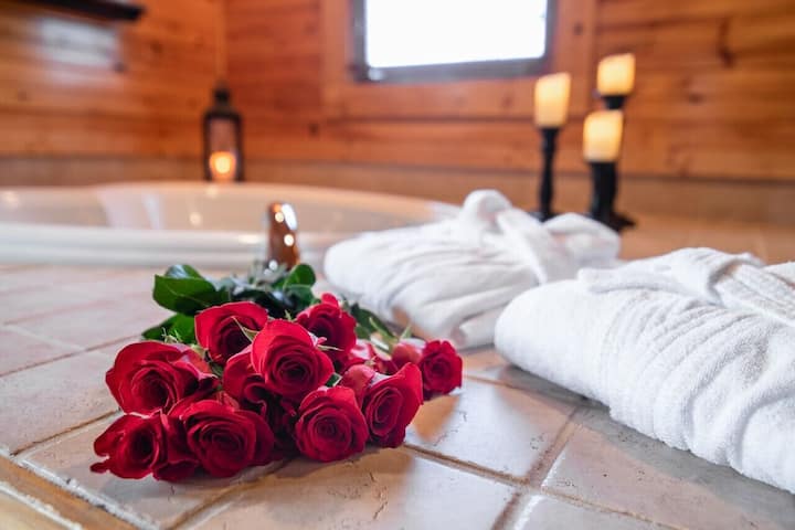Romantic Cozy Cabin Near Downtown  Super Clean - Gatlinburg, TN