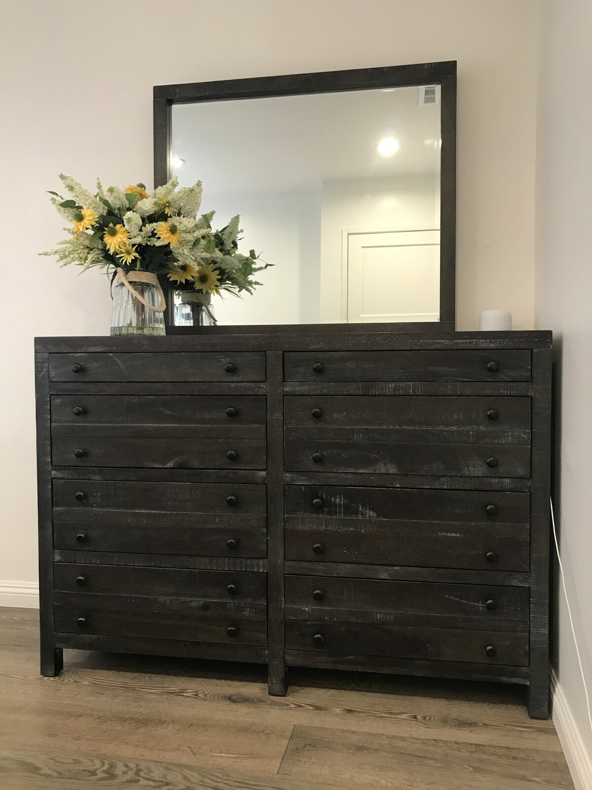 Ruim dressoir met spiegel
	•	Groot houten dressoir met voldoende opbergruimte en een stijlvolle spiegel om je ruimte compleet te maken