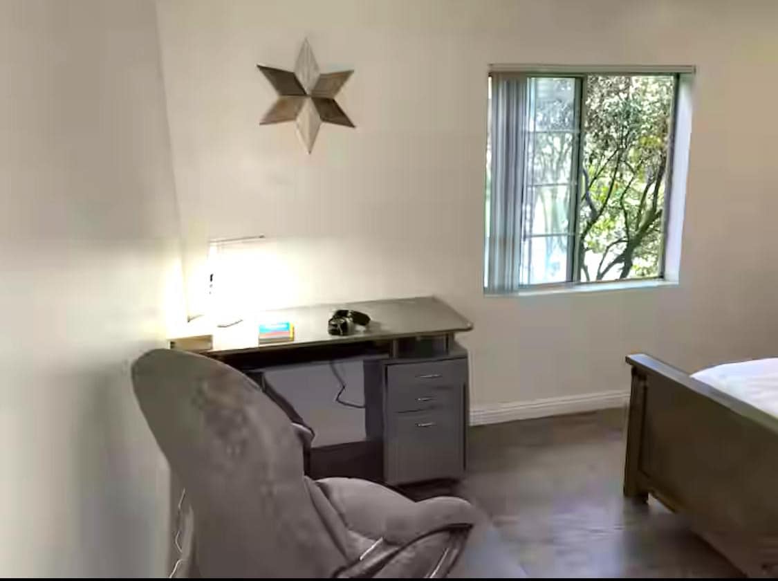 Werk comfortabel en snel!  – Groot bureau, ergonomische stoel en ultrasnelle 670 Mbps wifi voor naadloze videogesprekken. Deze rustige, goed verlichte ruimte biedt natuurlijk licht, perfect voor werken op afstand, studeren en zakenreizigers.