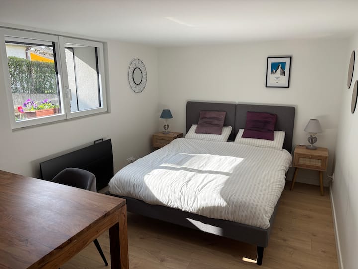 Chumba cha kulala na kitanda cha 160 x 200
Iko katika chumba cha chini cha chini kilichozikwa nusu, inafurahisha sana katika majira ya joto.
Bafu la chumbani. 