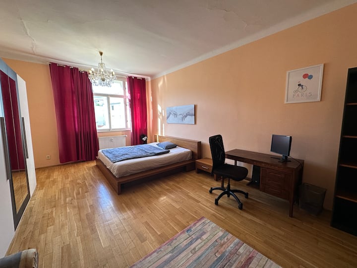Schlafzimmer 1